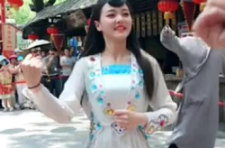 小姐姐穿金牛座衣服跳舞,小姐姐身着金牛服饰，翩翩起舞展风采