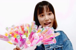 小姐姐吃彩色字母糖图片,小姐姐的甜蜜瞬间